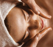 Cosmetica Sensorial FQC: mujer recibiendo un masaje facial relajante en spa"