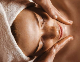 Cosmetica Sensorial FQC: mujer recibiendo un masaje facial relajante en spa"